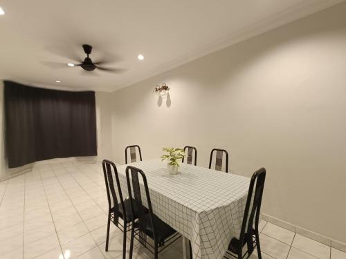 淡文Tambun Sunway Homestay的用餐室配有桌椅和吊扇