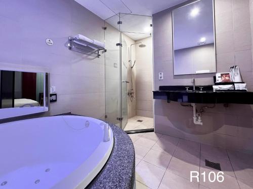 台南凯渥汽车旅馆的白色的浴室设有浴缸和水槽。