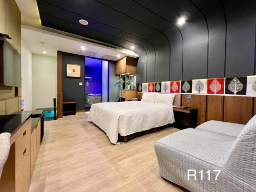 台南凯渥汽车旅馆的酒店客房,设有两张床和一张沙发
