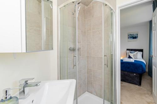 托顿Relaxing 4 Bedroom Retreat For Long Stays Fawley的带淋浴和盥洗盆的浴室
