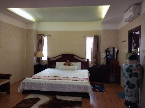 Tây Ninh那克酒店的一间卧室,卧室内配有一张大床