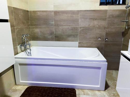 KasoaIrish Apartment的浴室设有白色浴缸。
