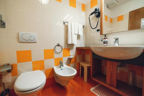 马洛斯科Hotel Bel Soggiorno的一间带卫生间和水槽的浴室
