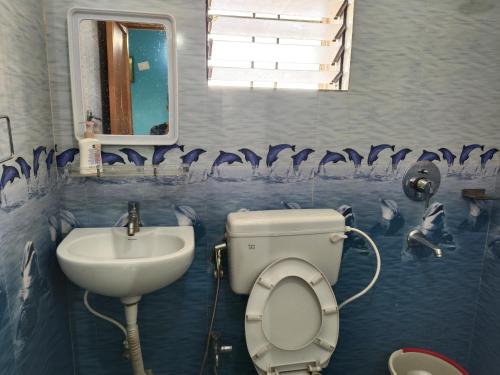 布巴内什瓦尔Hotel GD Stay Inn Near Mahura Chhak的一间带卫生间和水槽的浴室