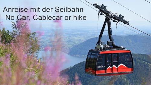 埃本塞Christophorushütte am Feuerkogel的山上的滑雪缆车