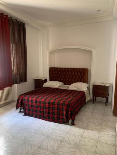 拉马萨Appartement maresoie的一间卧室配有一张带铺着平底毯的床