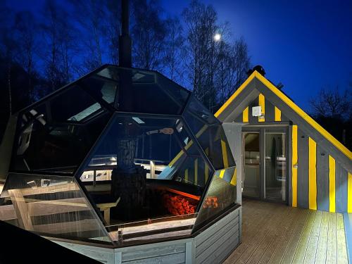 ReinaLepikumäe Holiday Home with Sauna and Hot tub for up to 16 persons的前面有玻璃盒的房子