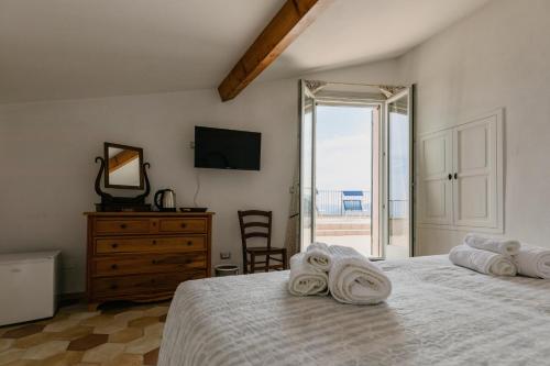 博尔焦韦雷齐Ca' d'Alda的一间卧室配有一张床、梳妆台和电视。