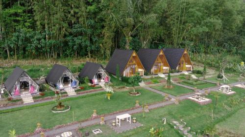 贝都古Popitan Garden Campground & Glamping Bedugul的一组房屋的空中景观