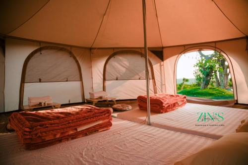 Plei HơlăngZin’s Homestay Pleiku的一个带两张床的帐篷