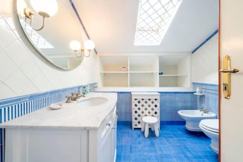 马尔米堡Villa Olivia的一间带水槽和镜子的浴室