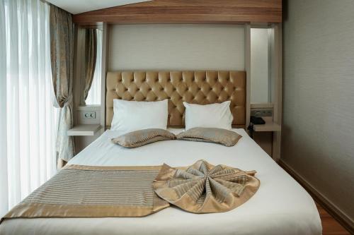 安卡拉艾纳吉澳特尔酒店的一张带两个枕头的床,上面有星星