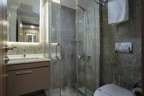 安卡拉艾纳吉澳特尔酒店的带淋浴、卫生间和盥洗盆的浴室