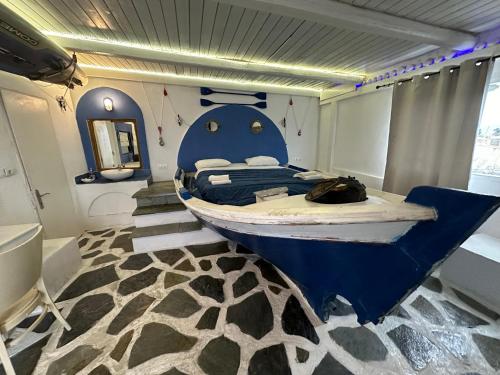 爱琴娜岛Naval Hotel Aegina的一间卧室,配有一张床上的鱼