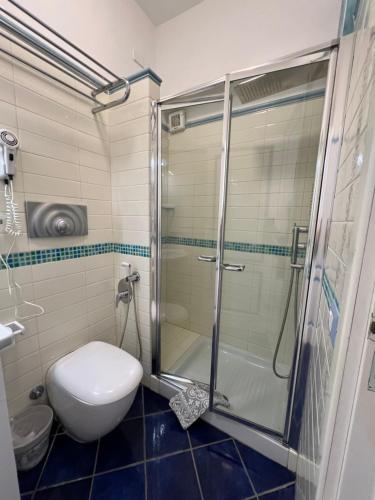 弗卡诺La Giara的带淋浴和卫生间的浴室