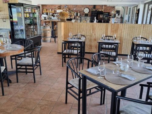 弗尔东河畔莱萨莱欧贝齐德塞勒斯酒店的餐厅设有桌椅和酒杯
