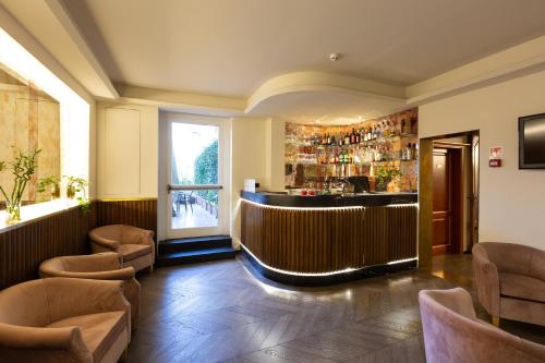 佛罗伦萨新罗酒店的餐厅内的酒吧,配有椅子和窗户