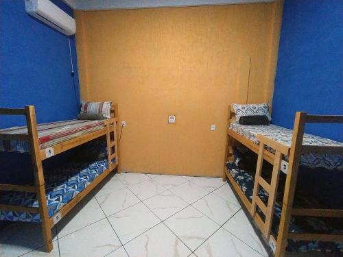 Coletivo Masculino em Hostel客房内的一张或多张双层床