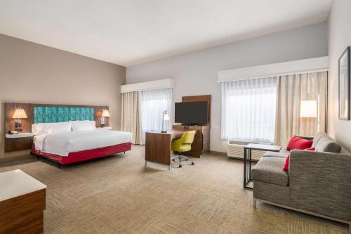 曼彻斯特哈特福德曼彻斯特汉普顿酒店的酒店客房配有床、书桌和沙发。