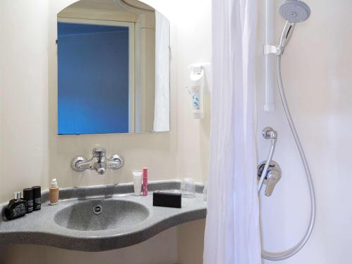 泰尔萨克阿尔比泰尔萨克宜必思酒店的浴室配有盥洗盆和带镜子的淋浴