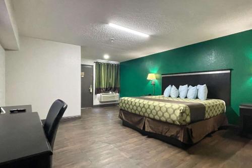 乔治城Rodeway Inn的酒店客房,设有床铺和绿色的墙壁