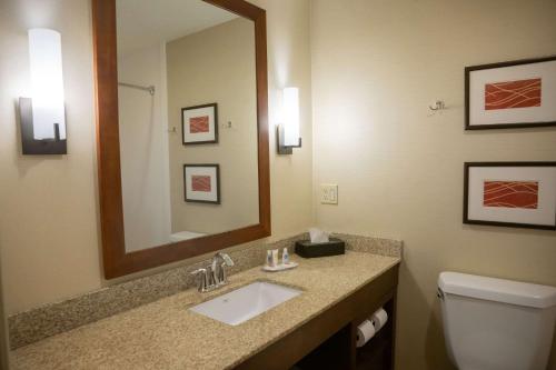 伊利伊利康福特茵酒店的一间带水槽和镜子的浴室