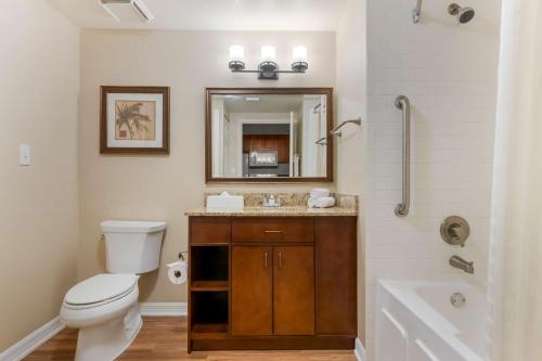 奥兰多Hilton Vacation Club Aqua Sol Orlando West的浴室配有卫生间、盥洗盆和浴缸。