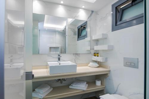阿齐欧斯·贡多斯Agios Gordios Boutique Resort的白色的浴室设有水槽和镜子