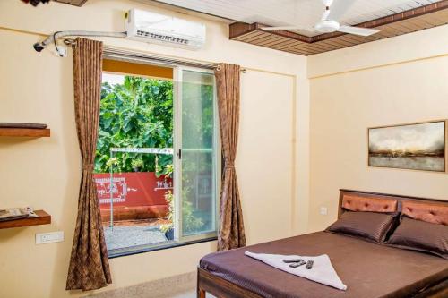 阿利鲍格Seasons The Resort的一间卧室设有一张床和一个大窗户