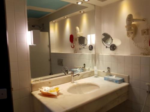 科威特科威特欧陆酒店的一间带水槽和大镜子的浴室