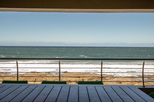 乌旺戈海滩Saints View Resort Unit 26的从海滩阳台可欣赏到海景