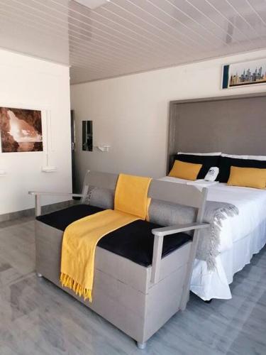 奇帕塔Ticia Apartment的一间卧室配有一张黄色毯子床