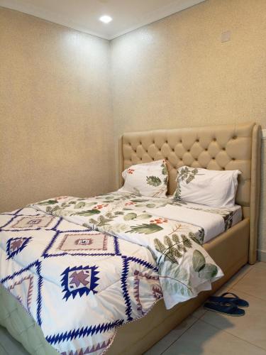 基加利Kigali Grand Villa的床上有被子和枕头