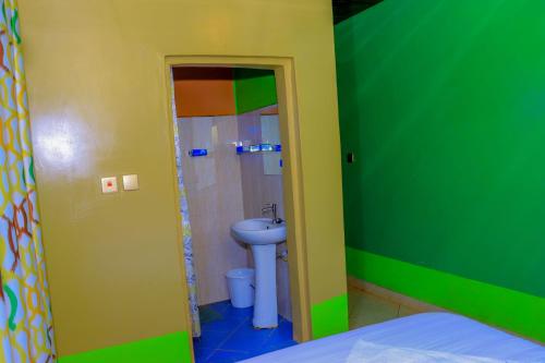 KisiiMalibu Lounge Bar & Restaurant的客房内设有带水槽和卫生间的浴室