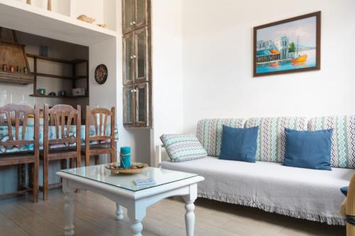 Caleta de Caballo帕拉伊索恩兰萨罗特公寓的客厅配有沙发和桌子