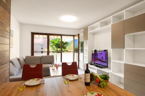 卡斯拉诺Casa Bruna Few Min From Lake - Happy Rentals的客厅配有桌子和电视