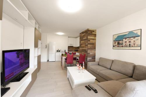 卡斯拉诺Casa Bruna Few Min From Lake - Happy Rentals的带沙发和平面电视的客厅