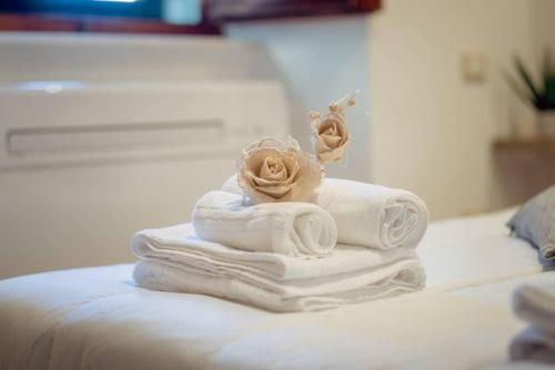 里奥马哲雷Lucy room的床上有一堆毛巾和玫瑰