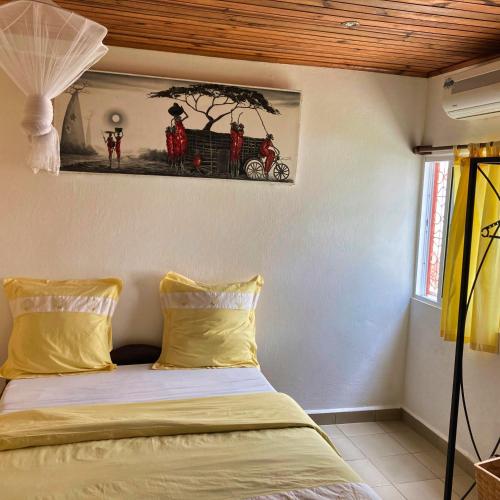 贝岛Villa Madirokely的一间卧室配有一张壁画床