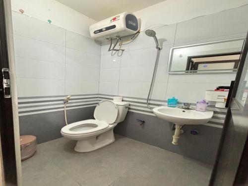 河内Pan Housing Hostel & Residence的一间带卫生间和水槽的浴室