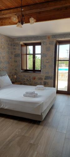 阿里奥波利斯库库里套房旅馆的卧室配有一张白色大床