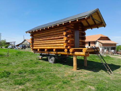 MiročBungalov的田野拖车上的小木屋