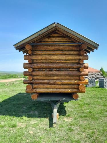 MiročBungalov的草地上的一个大圆木房子