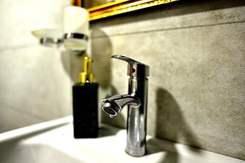 博尔若米Chalet Resort Weekend Borjomi的浴室水槽配有水龙头和肥皂瓶
