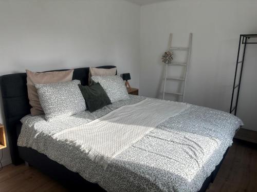 拉纳肯Vakantiehuis ViDa的一间卧室配有一张带毯子和枕头的床。