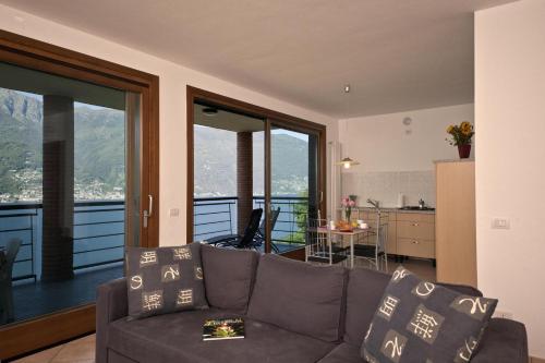 特龙扎诺拉戈马焦雷Va Pensiero sul lago Stunning View的带沙发的客厅和厨房的景色