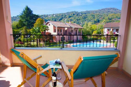 莱萨Sunflower Relax Pool and Terrace - Happy Rentals的阳台设有两把椅子,享有游泳池的景色