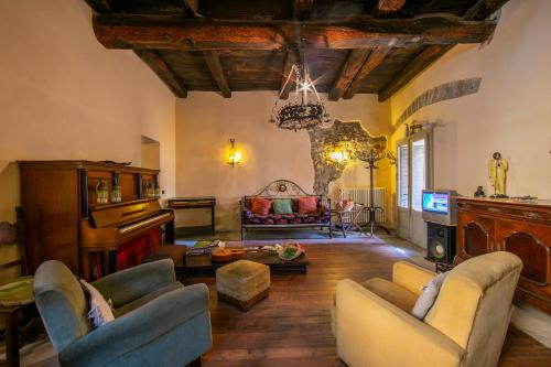 莱萨Residenza Il Glicine di Lesa的带沙发和电视的客厅