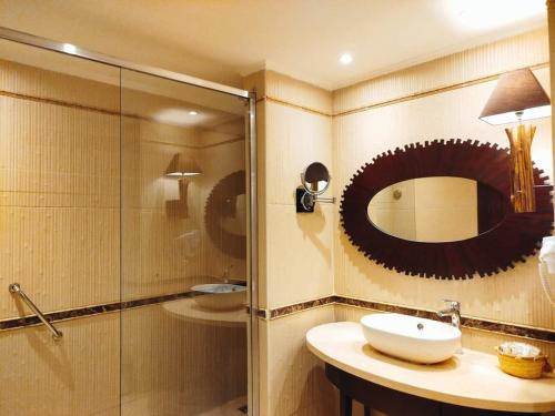 考拉亚湾Amarina Jannah Resort & Aqua Park的一间带水槽、淋浴和镜子的浴室