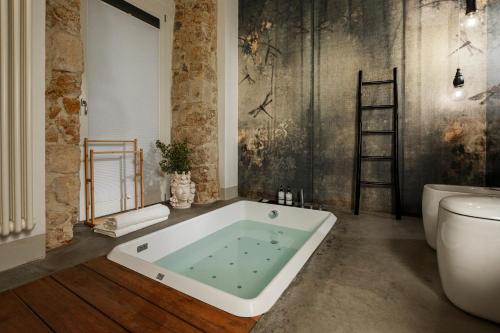 诺托Embrace Sicily Guest House的带浴缸和卫生间的浴室。